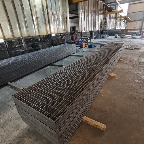 客戶案例：某工廠因貪便宜買(mǎi)劣質(zhì)鋼格板，損失超百萬(wàn)！