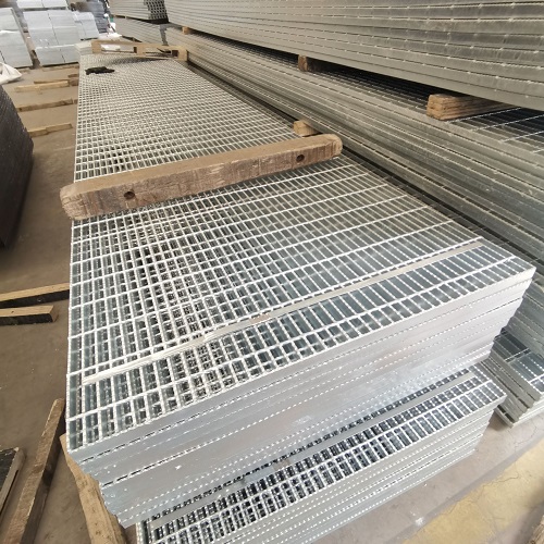 食品廠鋼格板選型：304不銹鋼還是鍍鋅更合適？