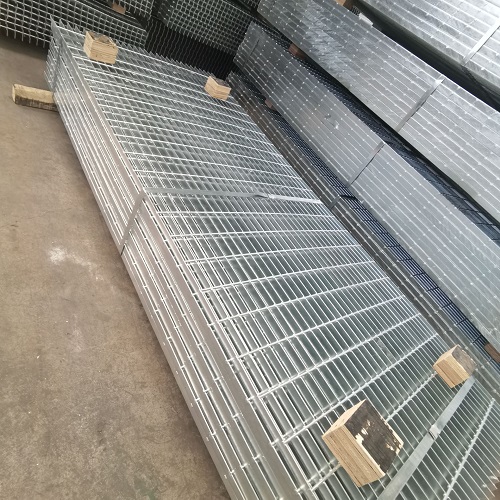 鋼格柵材質(zhì)怎么挑？一文讀懂碳鋼、不銹鋼的優(yōu)劣勢(shì)