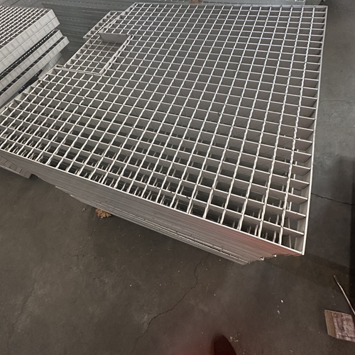 鋼格柵板在橋梁橋面鋪設(shè)中的表現(xiàn)