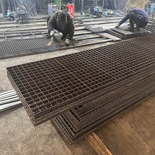 不銹鋼鋼格板vs熱鍍鋅鋼格板，該怎么選